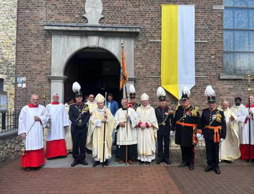 Schutterij begeleid Apostolisch Nuntius naar St. Laurentiuskerk